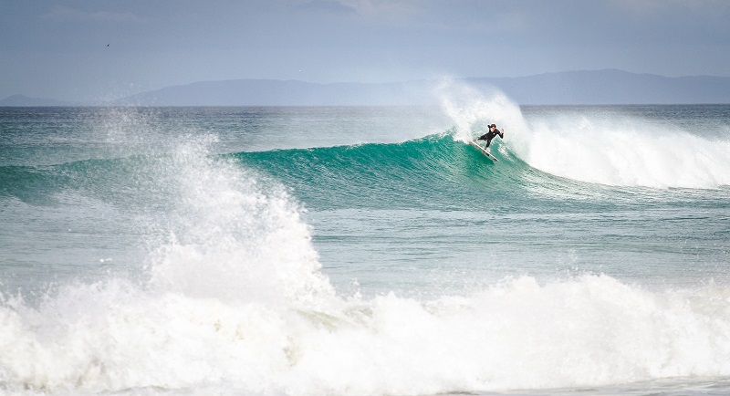 Surfeando en Razo (foto de Oti Fernndez)