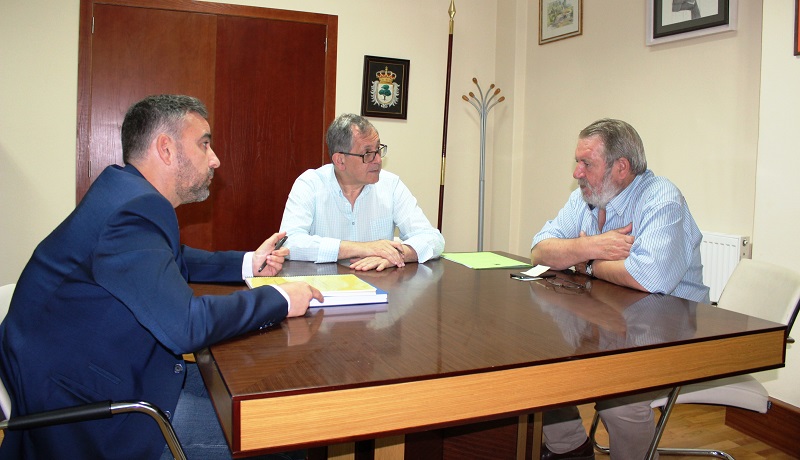 Na sinatura do contrato con Construcciones Vzquez y Reino estivo presente o concelleiro Luis Lamas