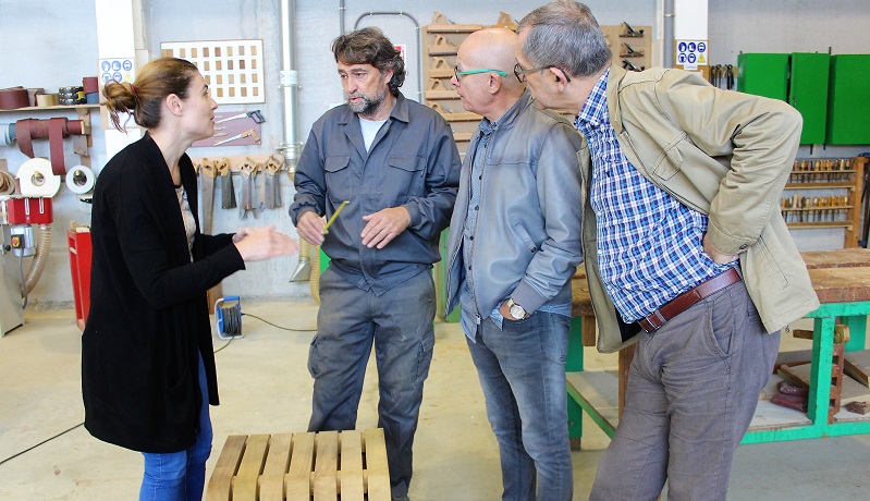 Evencio Ferrero e Xos Regueira, coa directora do obradoiro e o profesor de carpintera