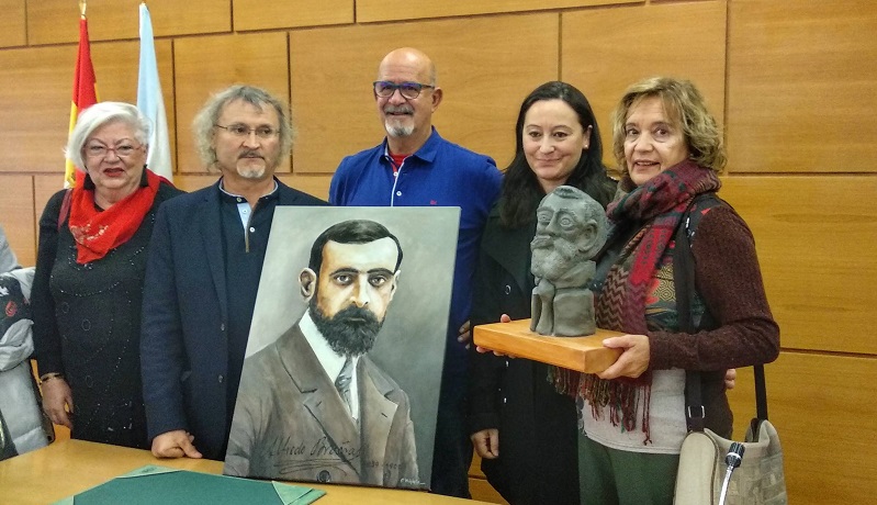 A familia de Braas cos autores do cadro e a escultura