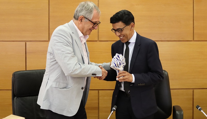 Evencio Ferrero agasallou cun carballo de Sargadelos a Younous Omarjee, que tamén asinou no Libro de Honra do Concello