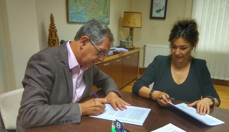 O alcalde e a deputada provincial responsable da rea social asinaron o convenio para a UAD