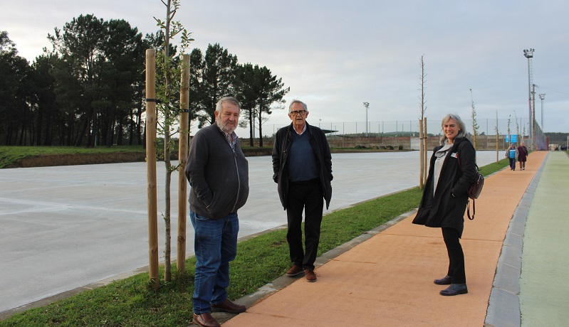 Luis Lamas, Evencio Ferrero e Mar Eirís, xunto ao novo aparcamento